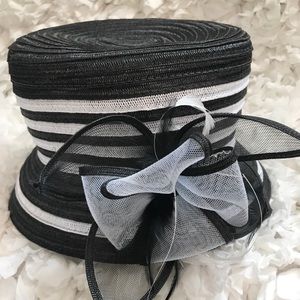 Ladies black and white straw hat